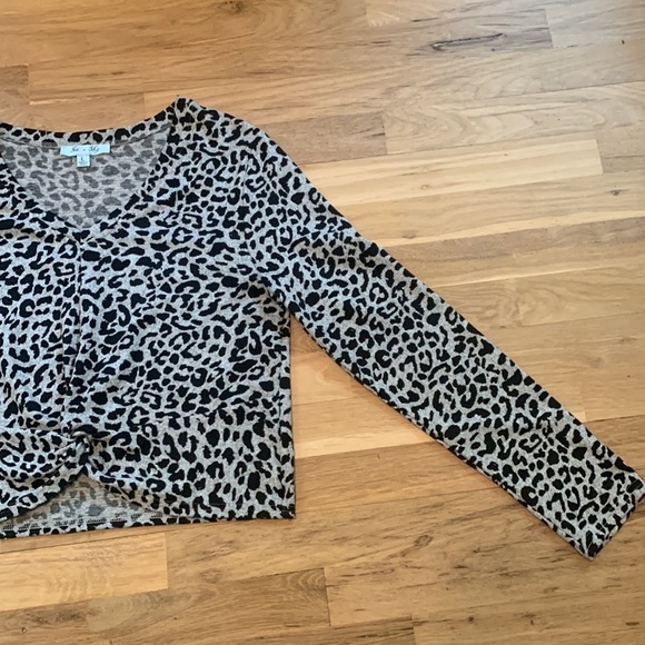 SHE + Sky Cropped Long Sleeve V-Neck Leopard Print Top Black & Gray Women’s L - Picture 4 of 13